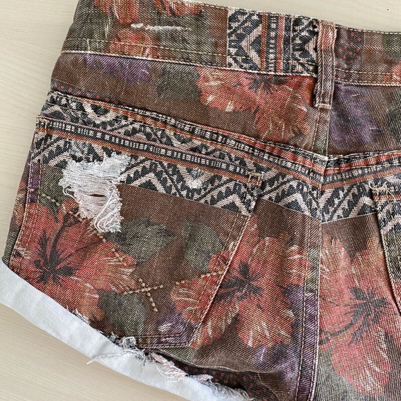 BILLABONG Red Floral Distressed Denim Shorts Sz 10 - Picture 8 of 9